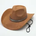 Bruine suède cowboyhoed met metalen studs en verstelbaar kinbandje, gedetailleerd overzicht. - M (56-58cm) / Bruin