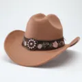 Klassischer brauner Western-Cowboy-Filzhut mit ethnischer Blumenstickerei und Broschen. - M (56-58cm) / Braun