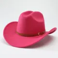 Primo piano dettagliato del cappello da cowboy in feltro rosa, con cinturino in pelle e fibbia. - M（56-58cm） / Rosso rosa