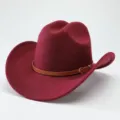 Primo piano dettagliato della tesa del cappello da cowboy in feltro bordeaux e della cintura. - M（56-58cm） / Borgogna
