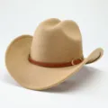 Dettaglio del cappello da cowboy in feltro cachi, con cinturino in pelle marrone e fibbia. - M（56-58cm） / Cammello