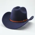 Dettaglio in primo piano del cappello da cowboy in feltro blu scuro con cintura e fibbia. - M（56-58cm） / Blu navy