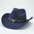 Détail de gros plan du chapeau de cow-boy occidental avec crâne de taureau en métal. - 56-58cm / Bleu marine