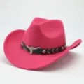 Chapeau de cowboy occidental rose avec bande en cuir noir et décor de crâne de taureau en métal. - 56-58cm / Rose rouge
