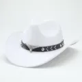 Gros plan sur le chapeau de cowboy occidental blanc avec bande en cuir noir et crâne de taureau. - 56-58cm / Blanc