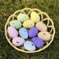 Uova di Pasqua maculate colorate in un cesto giallo, perfette per le decorazioni festive. - Uova Medie in Cesto / 12 Pezzi con Cesto