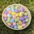 Piccole uova di Pasqua in schiuma colorate in borsa a rete decorazione per feste di festa - Piccole Mini Uova in Cesto / 50 Pezzi con Cesto