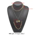 Vue détaillée du collier multicouche avec chaînes en métal, cordon en cuir et pendentifs. - Or