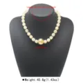 Modische Harz Perlen Halskette mit großer goldener Kugel Anhänger Statement Schmuck für Damen. - Beige Stil (N13993)
