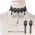 Détail de collier ras de cou en dentelle noire et boucles d'oreilles à pampilles. - Parure Ras Du Cou Boucles d'Oreilles Dentelle Main Squelette Rose
