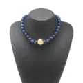 Modische blaue Harz Perlen Statement Halskette mit großer goldener Kugel für Damen Sommer - Dunkelblau Stil (N13993)