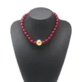 Rote Harzperlen Halskette mit goldener Kugel in der Mitte, modischer Sommer Statement Schmuck. - Dunkelrot Stil (N13993)