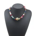 Bunte Perlenkette mit großer goldener Kugel als Anhänger, stilvoller Modeschmuck für den Sommer. - Mehrfarbig Stil (N13993)
