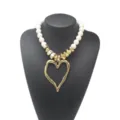Collier statement cœur avec perles acryliques blanches et pendentif doré pour style tendance. - Blanc