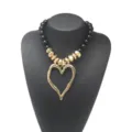 Collier ras du cou avec pendentif grand cœur exagéré, perles acryliques et intercalaires. - Noir