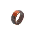 Primo piano dettagliato di un bracciale in resina acrilica rigato con motivi chic. - modello 2