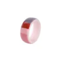 Primo piano di un anello in acrilico colorato con motivo a blocchi rosa, rosso e viola. - Modello 4