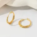 Close-up detail van vergulde gevlochten oorringen met fijne textuur en glanzende afwerking. - 30mm Stijl / 18K Verguld