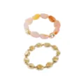 Vista dettagliata del set di bracciali di perle in resina acrilica e metallo dorato. - Bracciale / Rosa