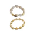 Vista dettagliata che mostra un set di bracciali di perle in acrilico e metallo dorato. - Bracciale / Bianco