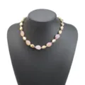 Collana da donna retrò con perline irregolari ed elementi dorati e rosa per un look chic. - Collana / Rosa
