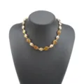 Elegante collana corta vintage con perle in resina ambra irregolari e sfere di metallo dorato - Collana / Ambra