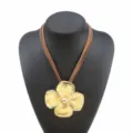 Modieuze statement grote bloem hanger ketting met meerstrengs bruine koord voor dames. - Koffie Koord Goud