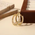 Gedetailleerde foto van trendy gouden strass c-vormige oorringen met schitterend kristal. - Strass Gouden Oorbel Hoepel / 3cm