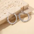 Zilveren strass creolen detail weergave, minimalistische sprankelende kristal oorbellen. - Strass Zilveren Oorbel Hoepel / 3cm