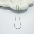 Gedetailleerd overzicht van de roestvrijstalen slangketting ketting, minimalistische stijl. - 0.9mm / 40cm+5cm
