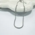 Detail van zilveren roestvrijstalen ronde slangketting halsketting, minimalistische stijl dagelijks. - 2.0mm / 40cm+5cm
