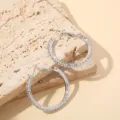 Detailopname van zilveren strass-oorringen, gedetailleerde schittering en gepolijst metaal. - Strass Zilveren Oorbel Hoepel / 4cm