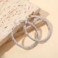 Close-up opname van sprankelende strass C-vormige oorbellen, elegant en stralend detail. - Strass Zilveren Oorbel Hoepel / 5cm