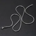 Close-up detail van zilveren titanium staal ronde slang ketting halsketting sieraad. - 40CM / 0.9mm Breedte / Staalkleur