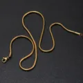 Detail van de gouden ronde slangenketting van roestvrij staal, premium halsketting schakel. - 40CM / 0.9mm Breedte / Goud