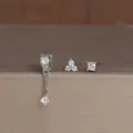 Detailopname van oorbellen set van koper met zirkonia, fijne en elegante afwerking. - 3-delige Set Stijl 5 Witte Strass / Witgoud