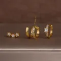 Gedetailleerde close-up van vergulde koperen zirkonia oorbellen set, elegante glans. - 3-delige Set Stijl 3 Witte Strass / 18K Verguld