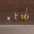 Gedetailleerd overzicht van de gouden driedelige oorbellen set met klaver en kruis. - 3-delige Set Stijl 4 Witte Strass / 18K Verguld