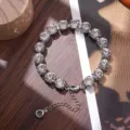 Detailopname van een sprankelende strass tennisarmband, elegant zilverkleurig kristalontwerp. - Armband (Koperen Armband) / 8mm, 16+5cm / Witgoud