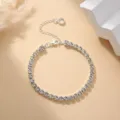 Detailopname van de strass tennisarmband met fonkelende kristallen en verstelbare ketting. - Armband (Koperen Armband) / 4mm, 16+5cm / Dik Zilver