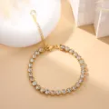 Gedetailleerd shot van gouden tennisarmband met fonkelende heldere strass-steentjes voor stijl. - Armband (Koperen Armband) / 4mm, 16+5cm / 18K Goud