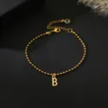 Vergulde kralenkettingarmband met een elegant hanger met de beginletter B voor dames. - Letter B