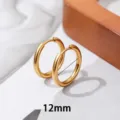Gedetailleerde close-up van 12mm gouden creolen, klassiek roestvrij staal design. - 12mm Paar / Goud