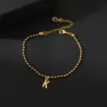 Vergulde kralenkettingarmband met stijlvolle letter K hanger en kristallen staartbedel. - Letter K