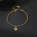 Goudkleurige kraalbare ketting armband met letter M hanger en kristallen bedel voor vrouwen. - M