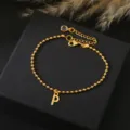 Goudkleurige kralenarmband voor dames, elegante koperen ketting met letter P hanger design. - Letter P