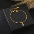 Goudkleurige kralenarmband met letter S voor dames, stijlvolle elegante mode sieraden van koper. - S