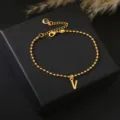 Vergulde kralen armband met letter V voor dames, minimalistisch initialen polssieraad chic. - Letter V