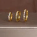 Gedetailleerd overzicht van gouden creolen oorbellen set, elegante modieuze sieraden. - 3-delige Set Stijl 5 Witte Strass / 18K Verguld