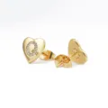 Vergulde hartvormige oorknopjes met letter Q en strass mode sieraden variant goudkleurig - Hart Letter Q / Goud